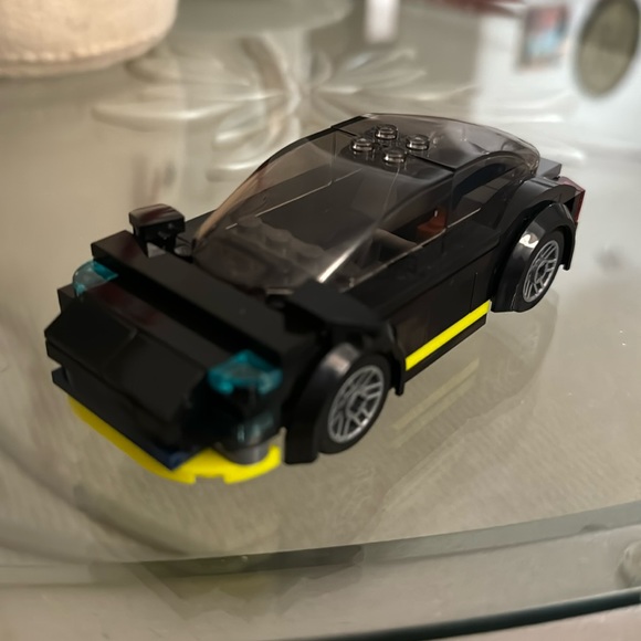 Lego 2021 Tesla Model 3 - Picture 4 of 4